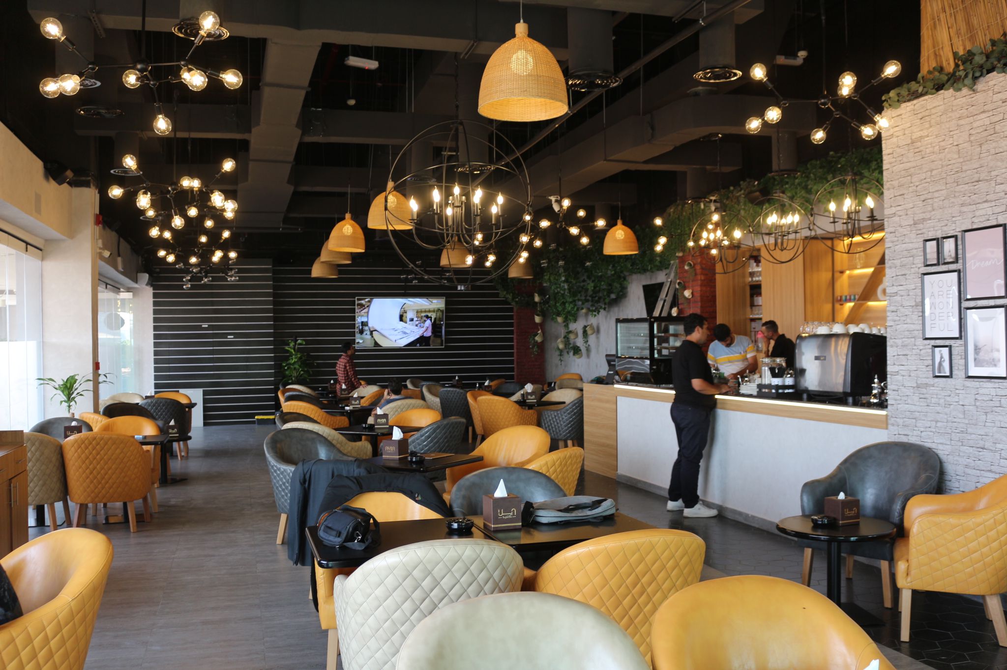 Aylla Cafe & Restaurant